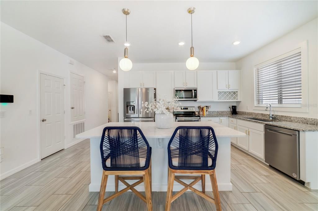 合同活跃: $365,000 (4 贝兹, 2 浴室, 1696 平方英尺)