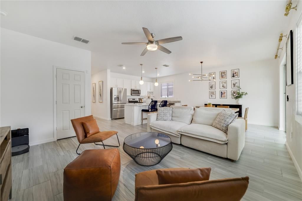 合同活跃: $365,000 (4 贝兹, 2 浴室, 1696 平方英尺)