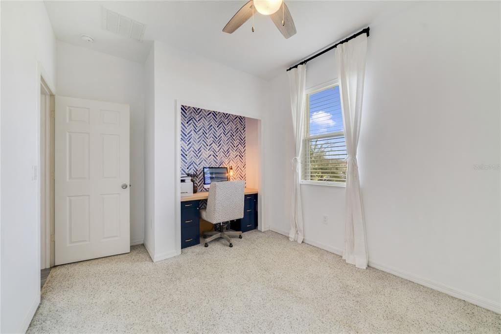 合同活跃: $365,000 (4 贝兹, 2 浴室, 1696 平方英尺)