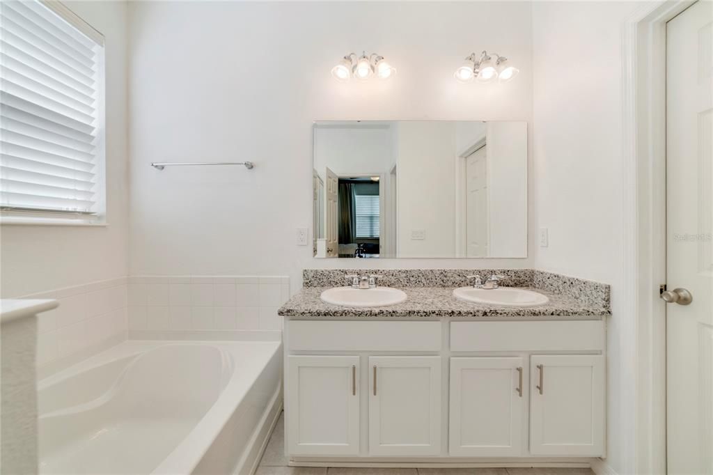 合同活跃: $365,000 (4 贝兹, 2 浴室, 1696 平方英尺)