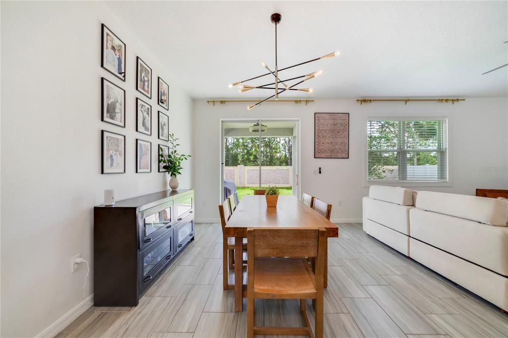 合同活跃: $365,000 (4 贝兹, 2 浴室, 1696 平方英尺)