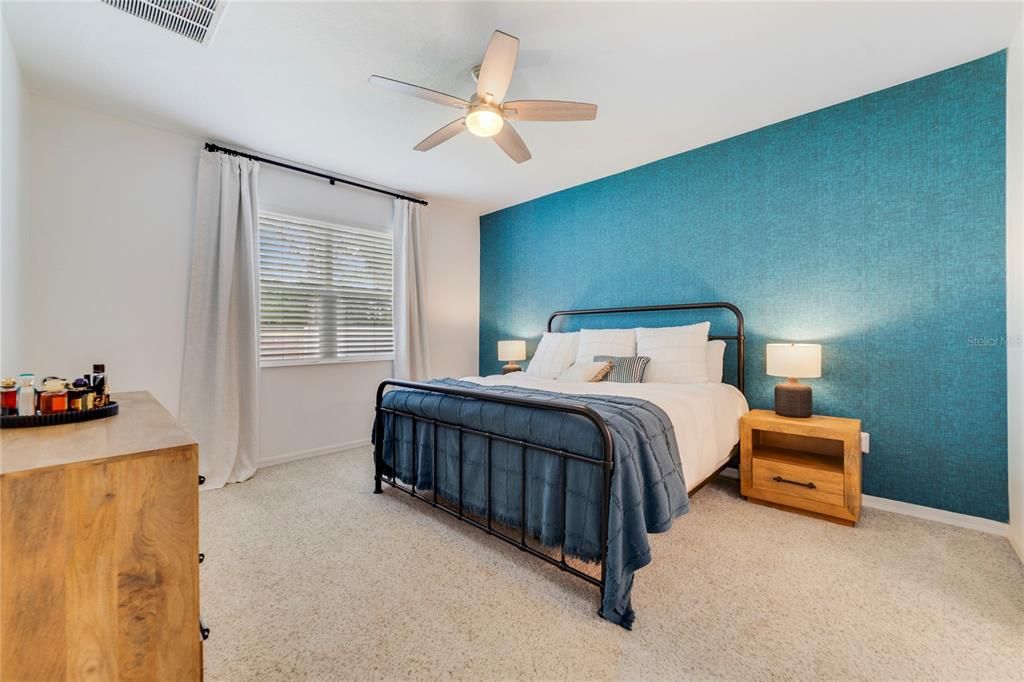 合同活跃: $365,000 (4 贝兹, 2 浴室, 1696 平方英尺)