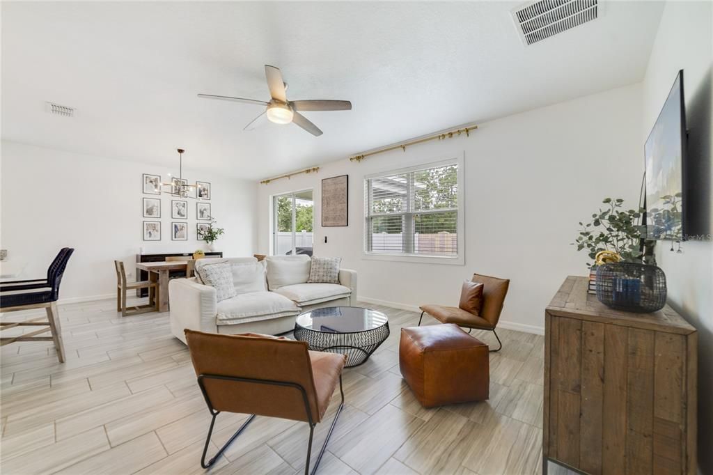 合同活跃: $365,000 (4 贝兹, 2 浴室, 1696 平方英尺)