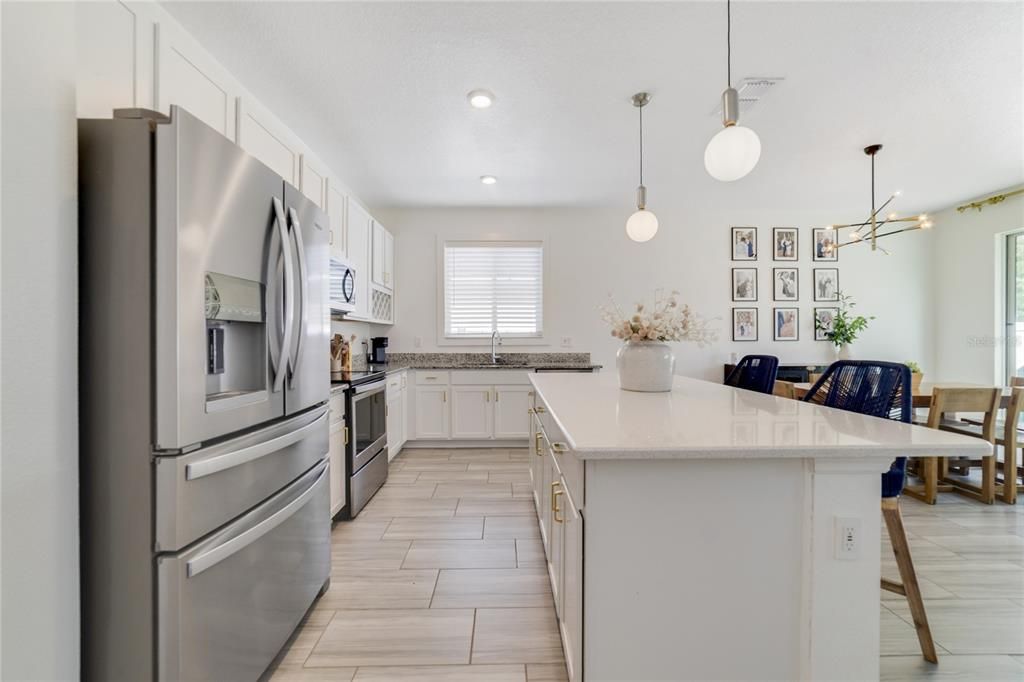 合同活跃: $365,000 (4 贝兹, 2 浴室, 1696 平方英尺)