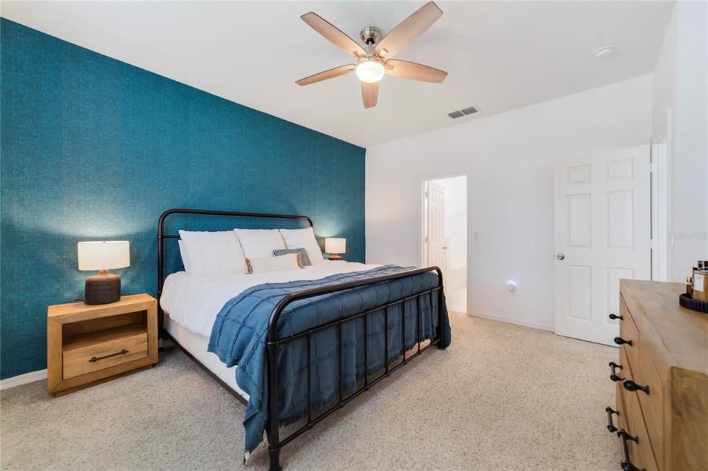 合同活跃: $365,000 (4 贝兹, 2 浴室, 1696 平方英尺)