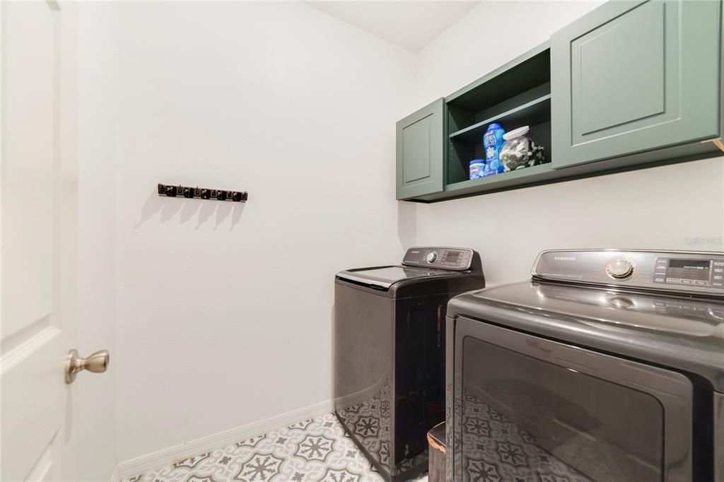 合同活跃: $365,000 (4 贝兹, 2 浴室, 1696 平方英尺)