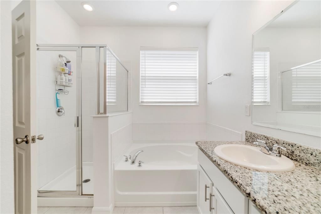 合同活跃: $365,000 (4 贝兹, 2 浴室, 1696 平方英尺)