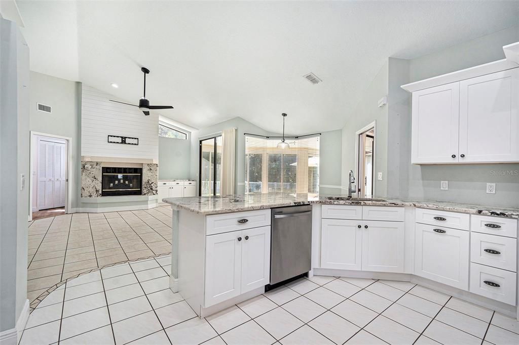 На продажу: $400,000 (4 спален, 2 ванн, 2543 Квадратных фут)