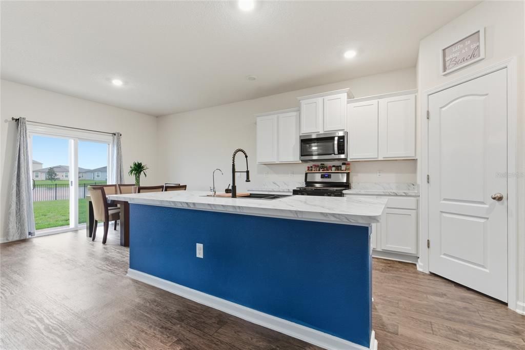 待售: $435,000 (4 贝兹, 2 浴室, 2491 平方英尺)