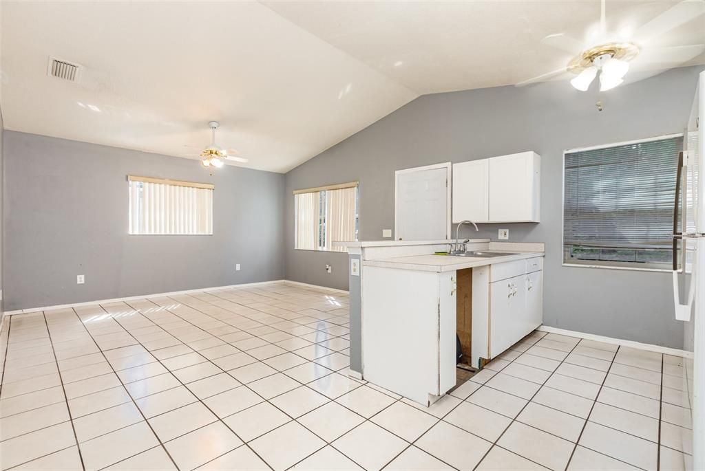 For Sale: $305,000 (4 beds, 2 baths, 1250 Square Feet)