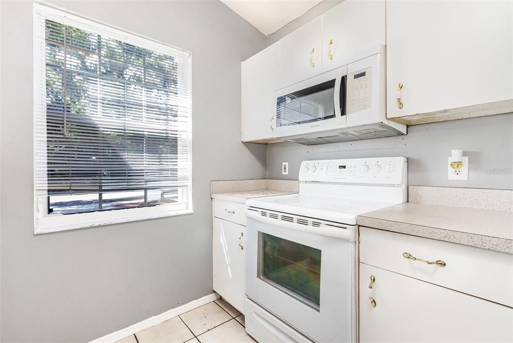 For Sale: $305,000 (4 beds, 2 baths, 1250 Square Feet)