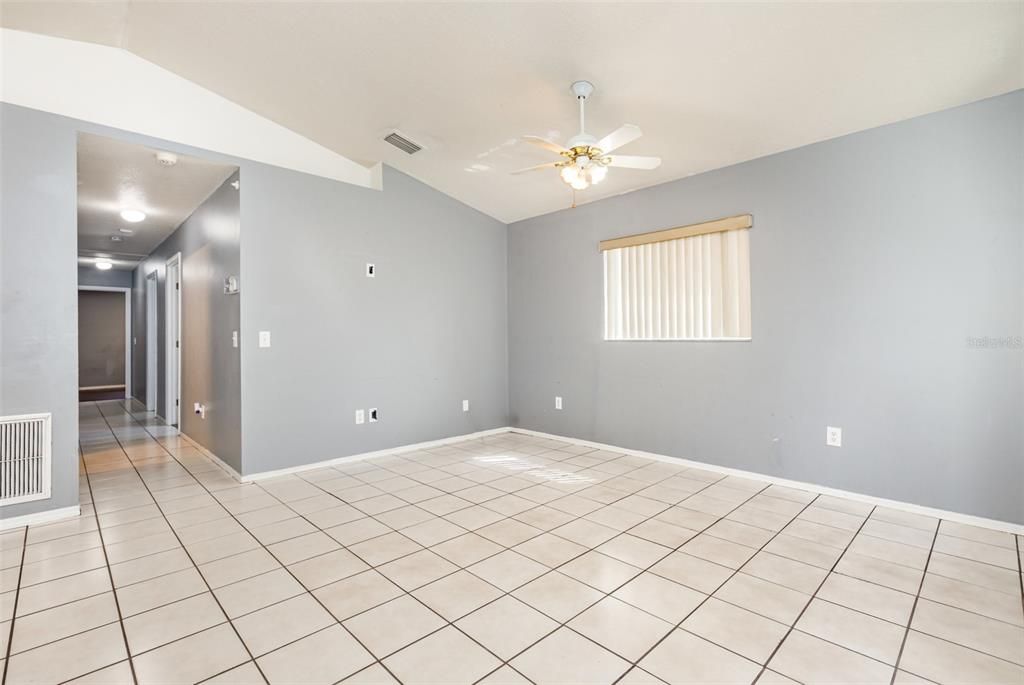 For Sale: $305,000 (4 beds, 2 baths, 1250 Square Feet)