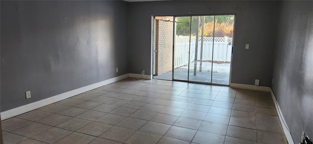 Active With Contract: $2,000 (4 beds, 2 baths, 1390 Square Feet)