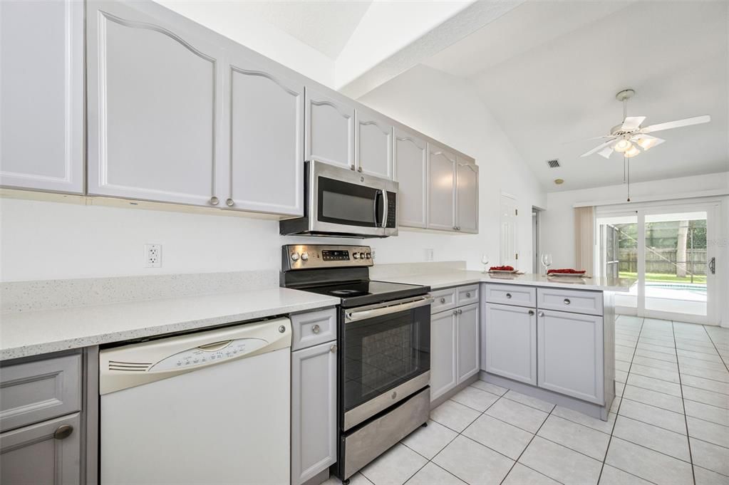 合同活跃: $374,900 (3 贝兹, 2 浴室, 1637 平方英尺)