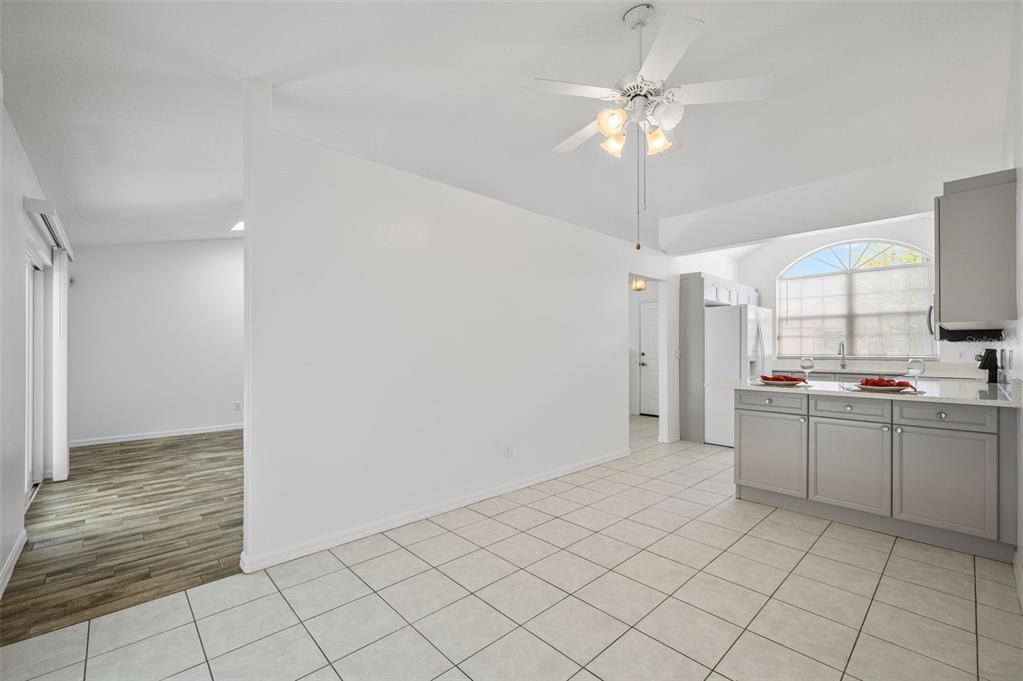 合同活跃: $374,900 (3 贝兹, 2 浴室, 1637 平方英尺)