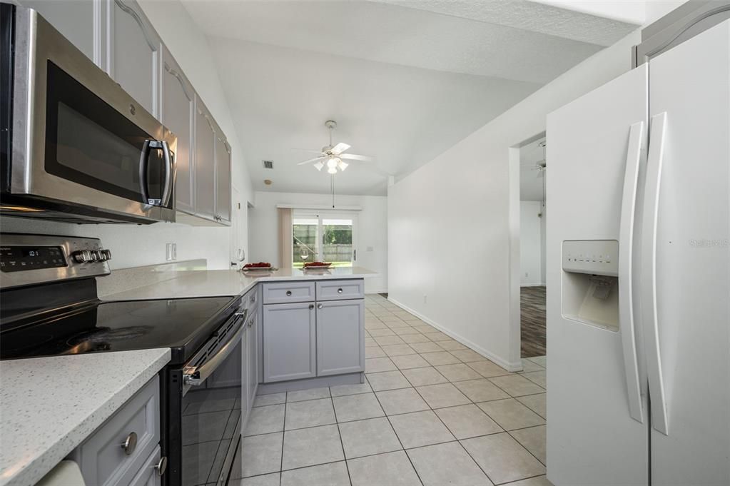 合同活跃: $374,900 (3 贝兹, 2 浴室, 1637 平方英尺)