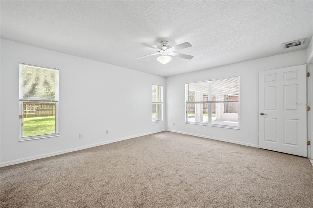 合同活跃: $374,900 (3 贝兹, 2 浴室, 1637 平方英尺)