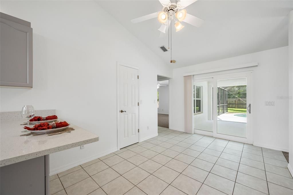 合同活跃: $374,900 (3 贝兹, 2 浴室, 1637 平方英尺)