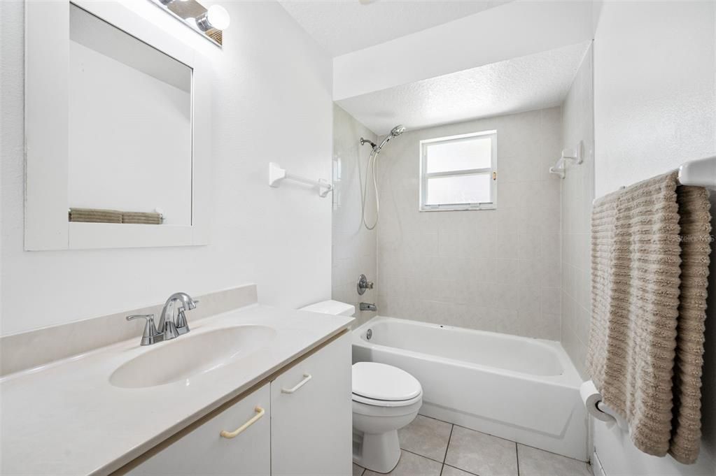 合同活跃: $374,900 (3 贝兹, 2 浴室, 1637 平方英尺)