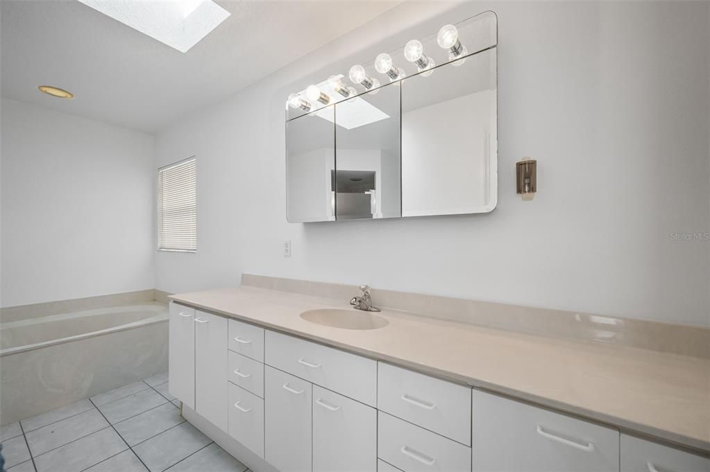 合同活跃: $374,900 (3 贝兹, 2 浴室, 1637 平方英尺)