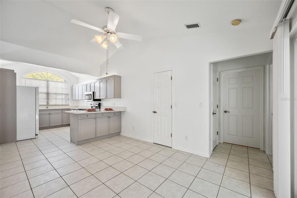 合同活跃: $374,900 (3 贝兹, 2 浴室, 1637 平方英尺)