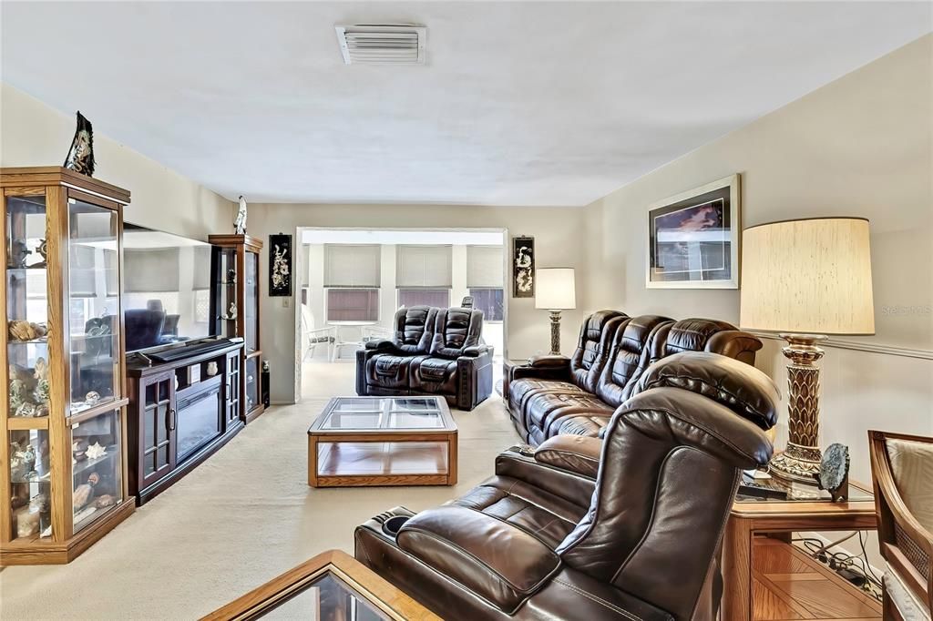 Active With Contract: $284,900 (2 beds, 2 baths, 1380 Square Feet)