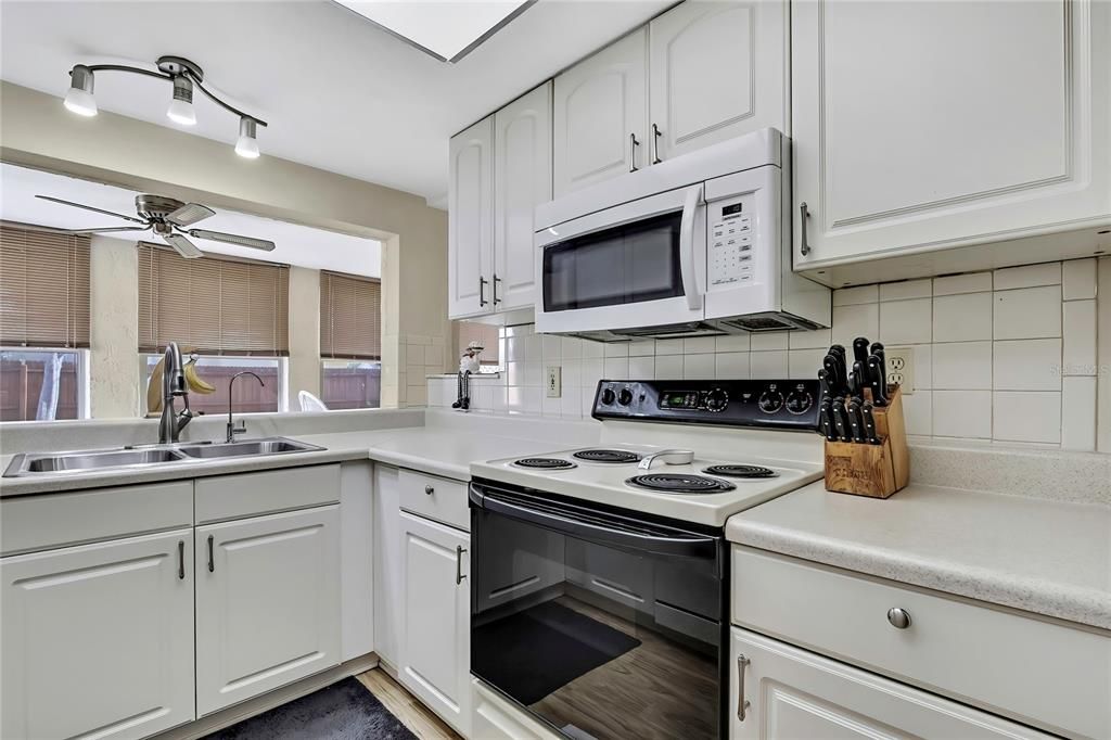 Active With Contract: $284,900 (2 beds, 2 baths, 1380 Square Feet)