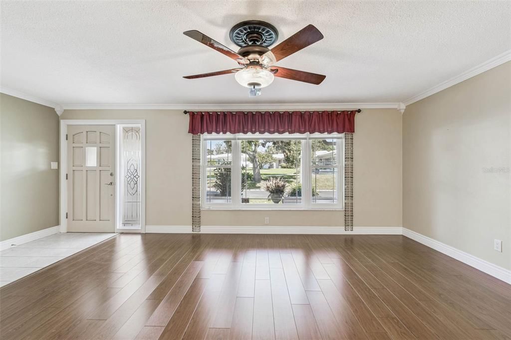 待售: $425,000 (2 贝兹, 2 浴室, 1587 平方英尺)