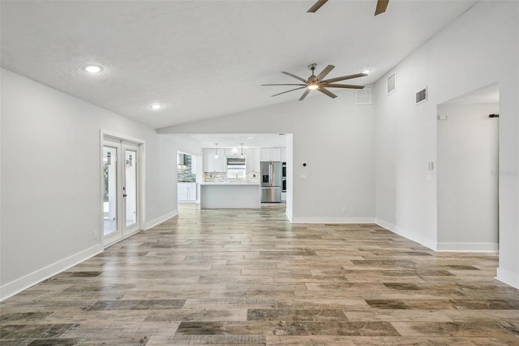 En Venta: $719,000 (4 camas, 3 baños, 2201 Pies cuadrados)