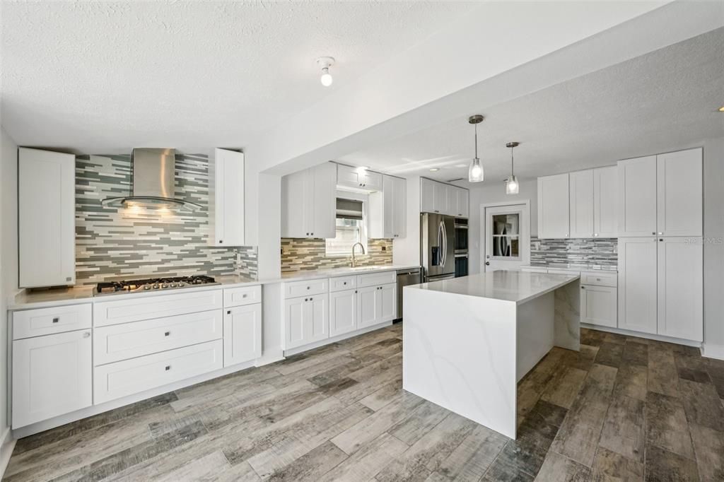 En Venta: $719,000 (4 camas, 3 baños, 2201 Pies cuadrados)