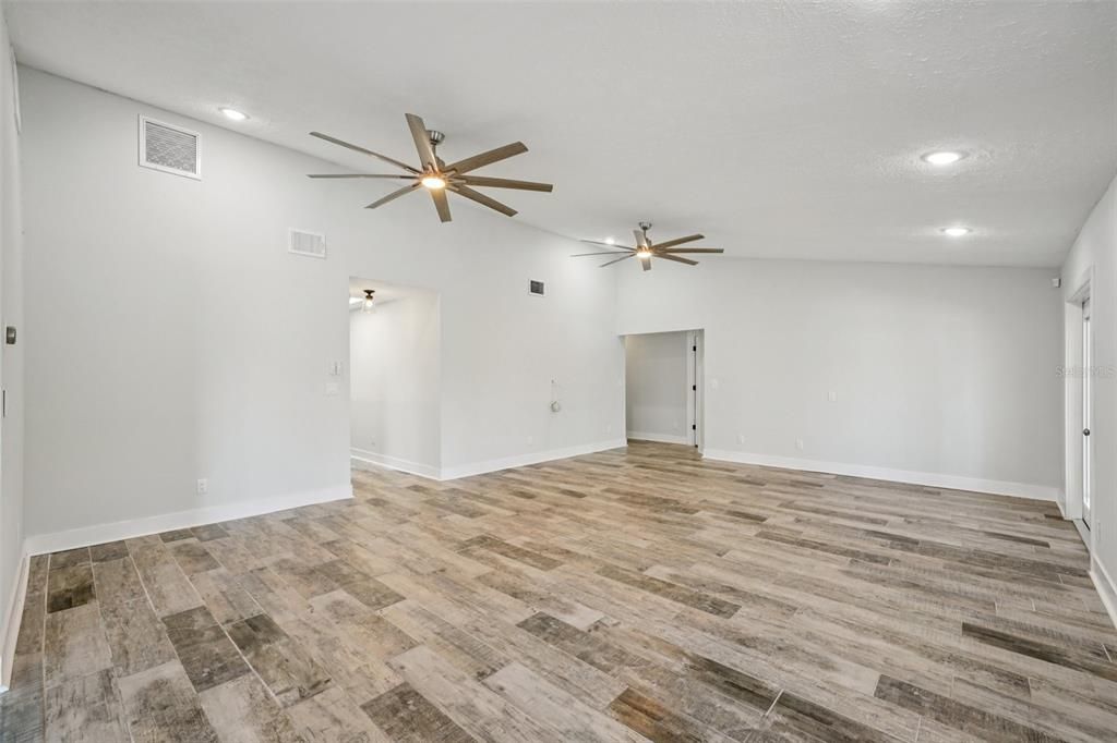 En Venta: $719,000 (4 camas, 3 baños, 2201 Pies cuadrados)