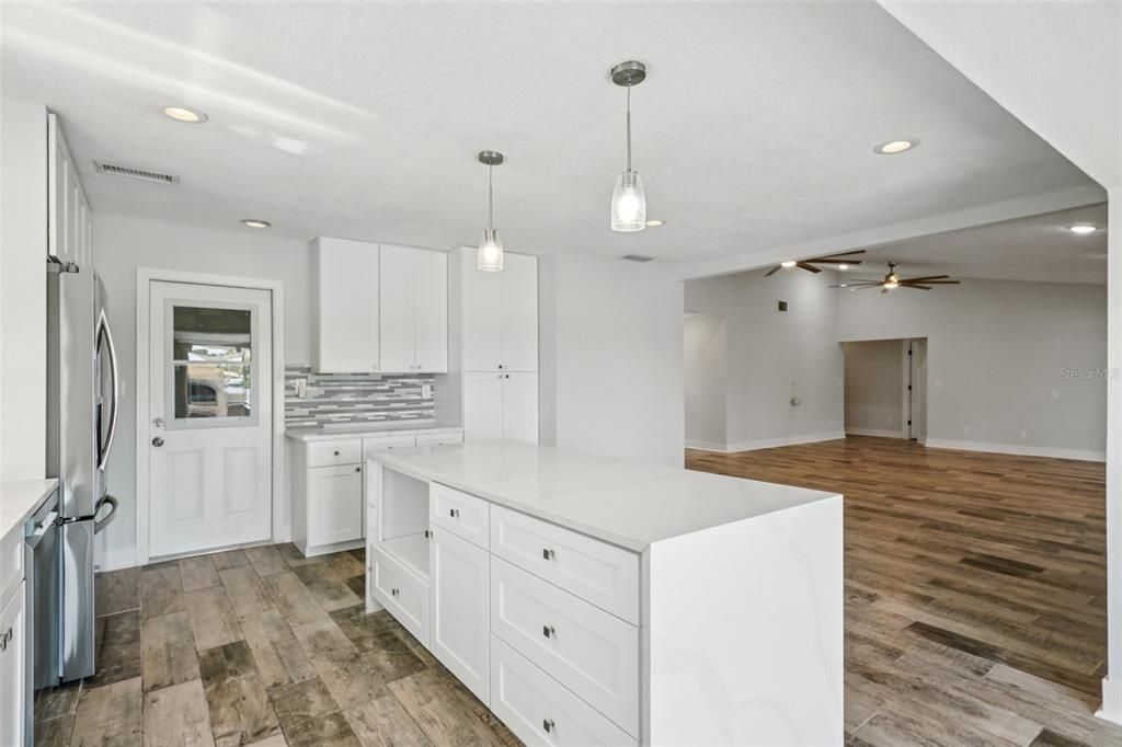 En Venta: $719,000 (4 camas, 3 baños, 2201 Pies cuadrados)