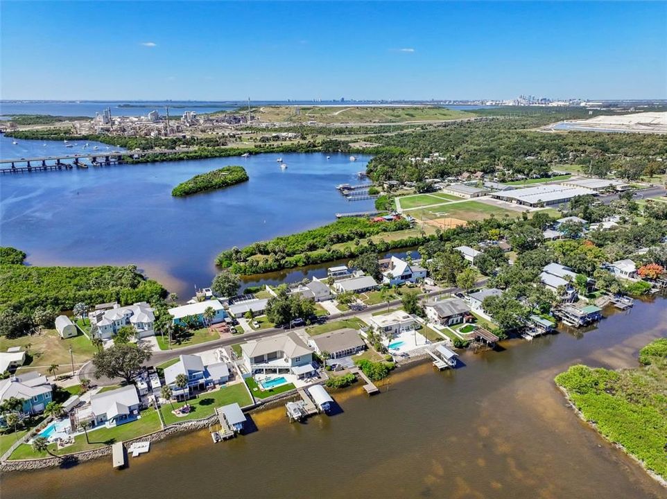 En Venta: $719,000 (4 camas, 3 baños, 2201 Pies cuadrados)