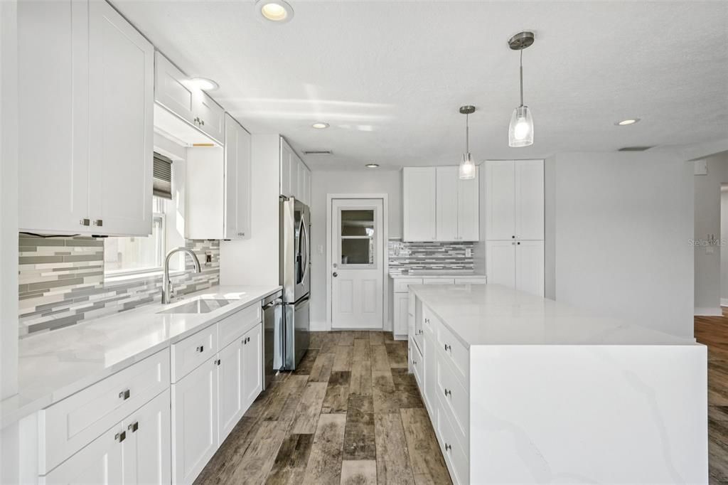 En Venta: $719,000 (4 camas, 3 baños, 2201 Pies cuadrados)