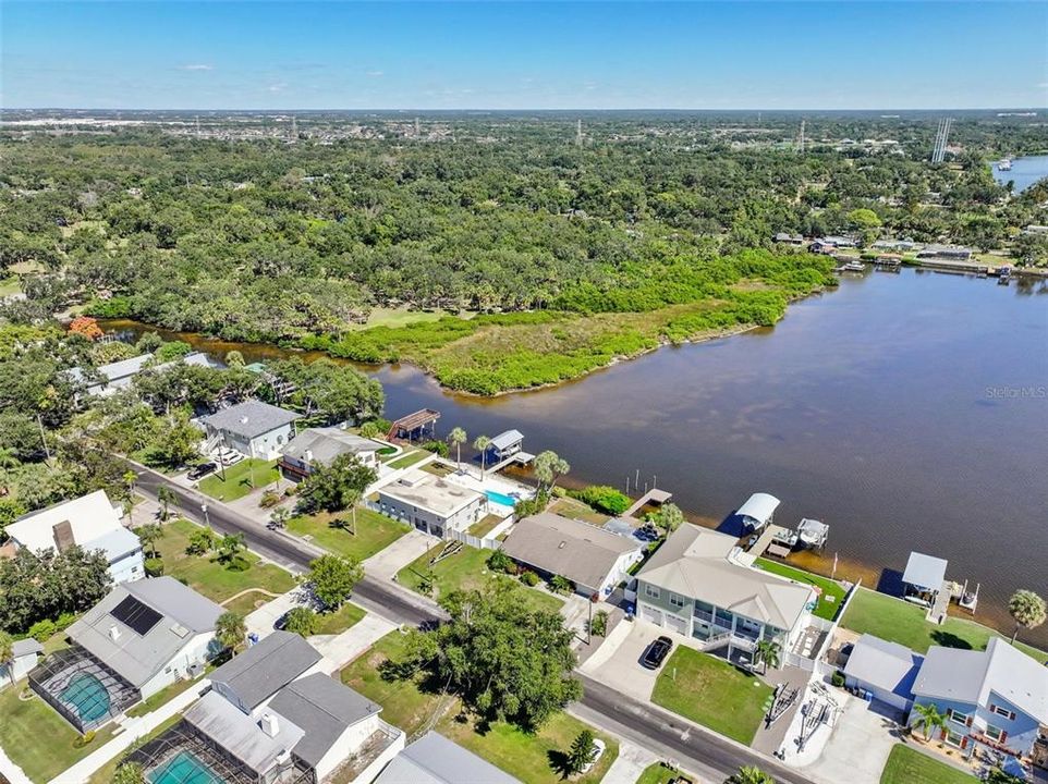 En Venta: $719,000 (4 camas, 3 baños, 2201 Pies cuadrados)