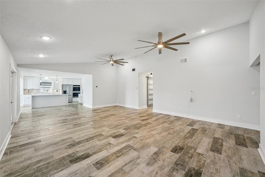 En Venta: $719,000 (4 camas, 3 baños, 2201 Pies cuadrados)