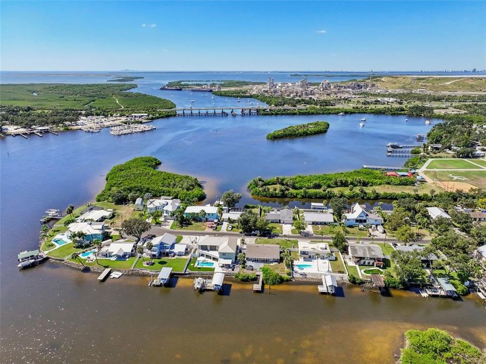 En Venta: $719,000 (4 camas, 3 baños, 2201 Pies cuadrados)