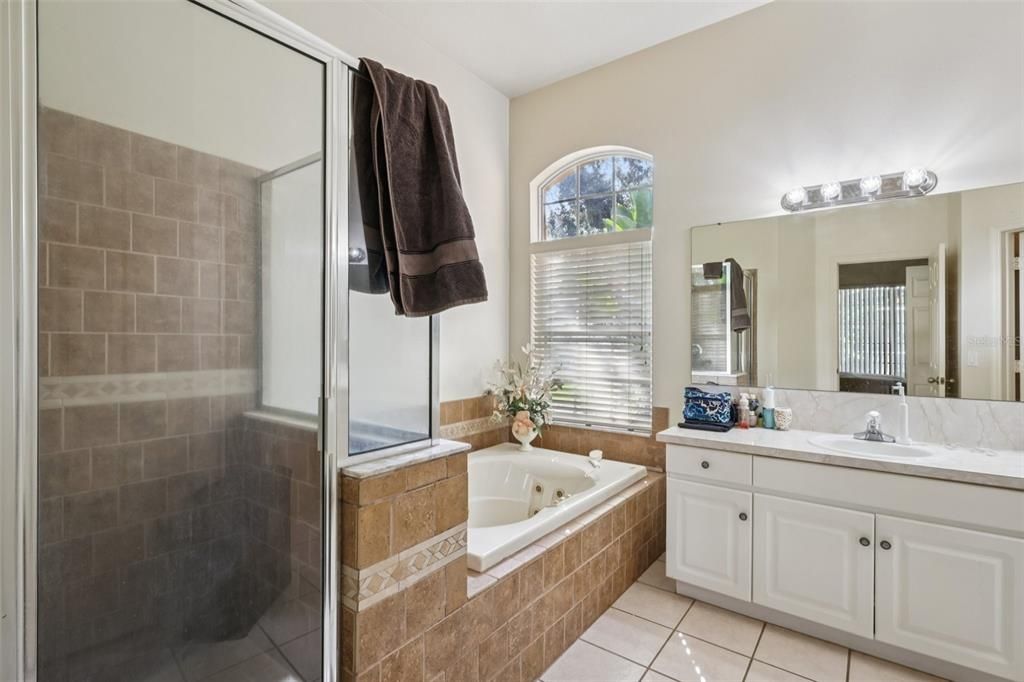 合同活跃: $524,999 (4 贝兹, 3 浴室, 3162 平方英尺)