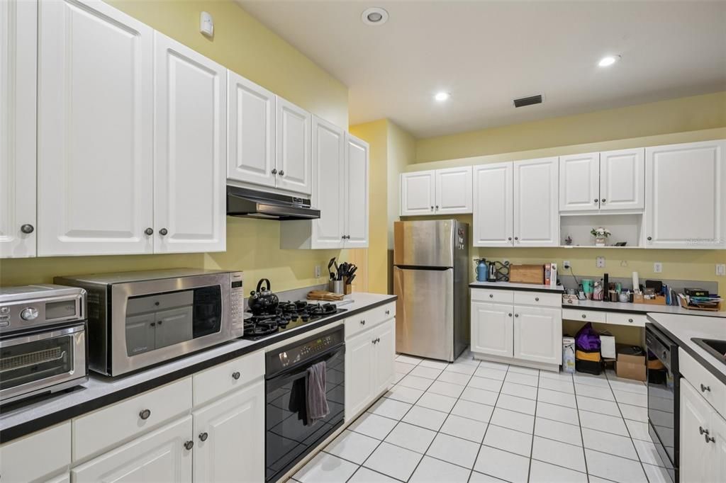 合同活跃: $524,999 (4 贝兹, 3 浴室, 3162 平方英尺)