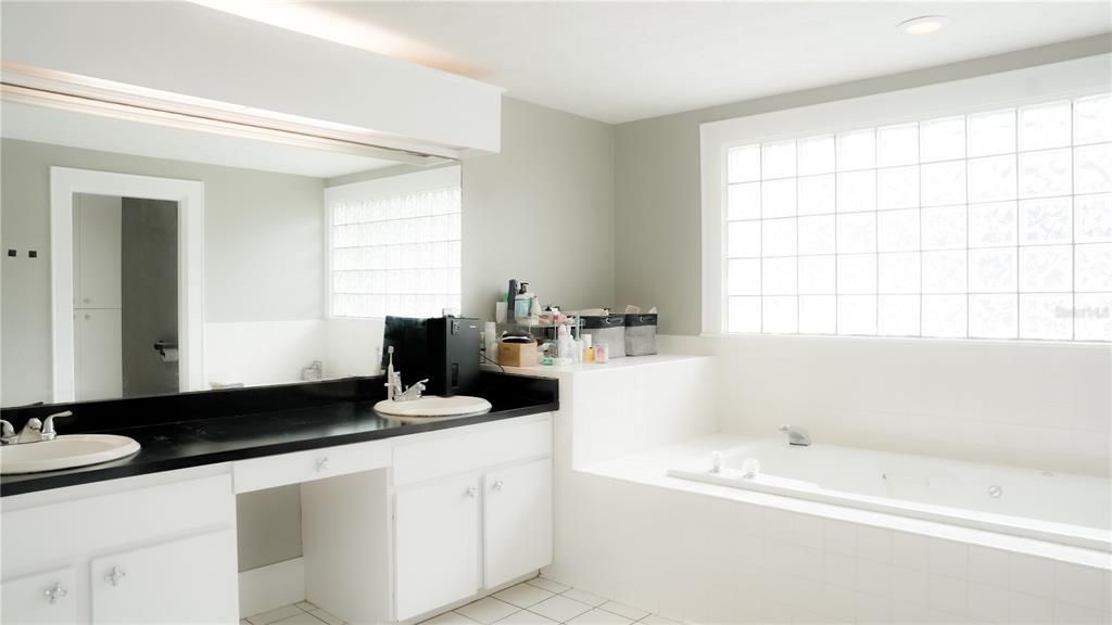 For Sale: $450,000 (5 beds, 3 baths, 2513 Square Feet)