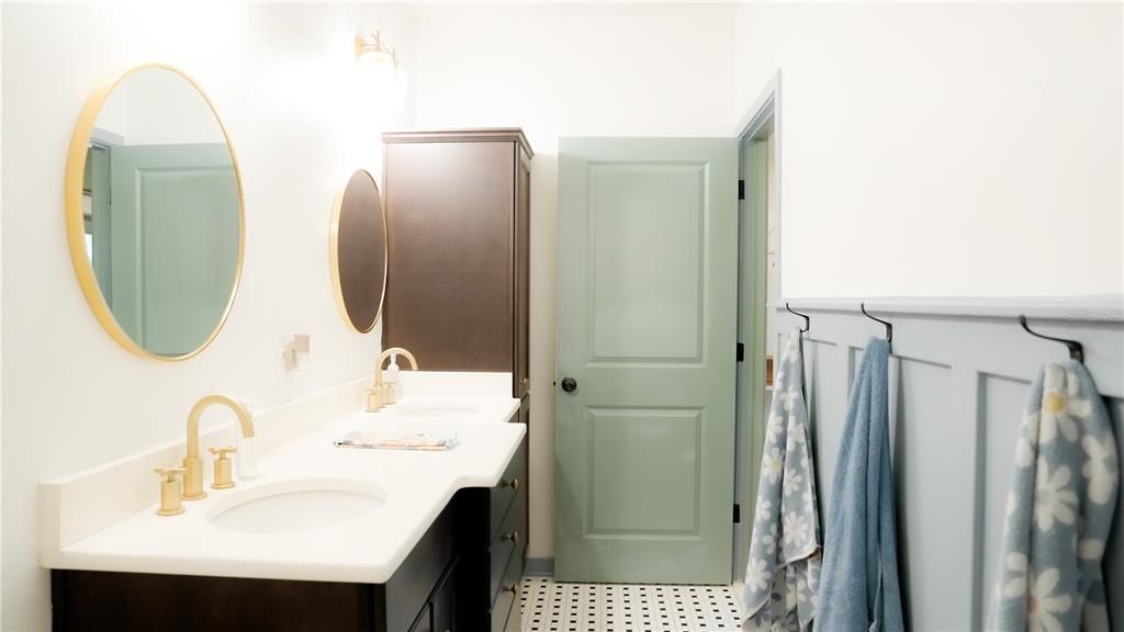 For Sale: $450,000 (5 beds, 3 baths, 2513 Square Feet)