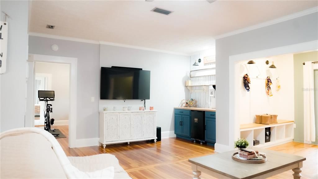 For Sale: $450,000 (5 beds, 3 baths, 2513 Square Feet)