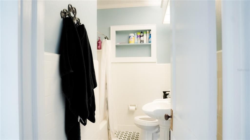 For Sale: $450,000 (5 beds, 3 baths, 2513 Square Feet)