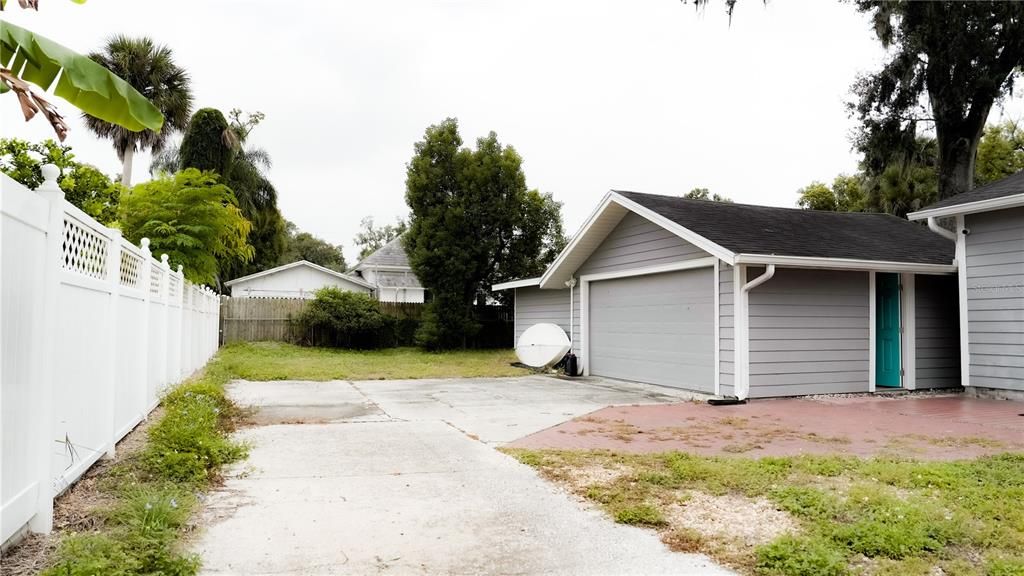 For Sale: $450,000 (5 beds, 3 baths, 2513 Square Feet)