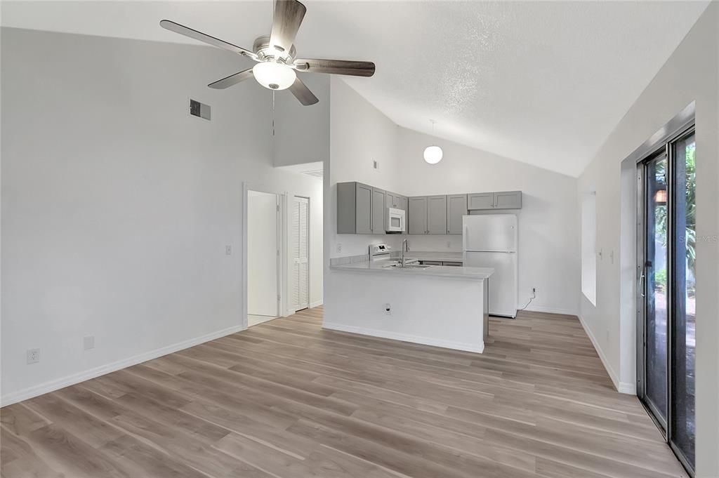 Active With Contract: $239,500 (3 beds, 1 baths, 995 Square Feet)