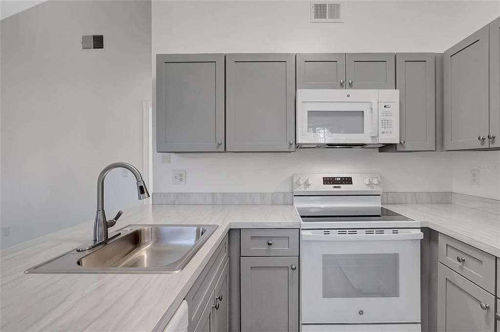 Active With Contract: $239,500 (3 beds, 1 baths, 995 Square Feet)