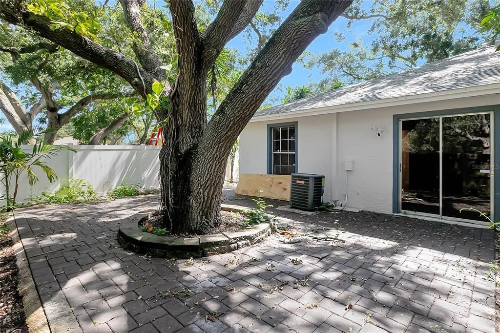 Active With Contract: $239,500 (3 beds, 1 baths, 995 Square Feet)