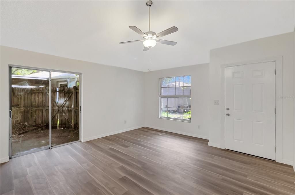 Active With Contract: $239,500 (3 beds, 1 baths, 995 Square Feet)