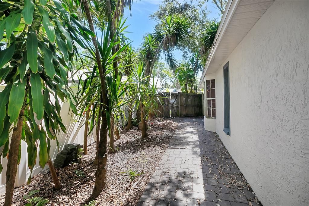 Active With Contract: $239,500 (3 beds, 1 baths, 995 Square Feet)