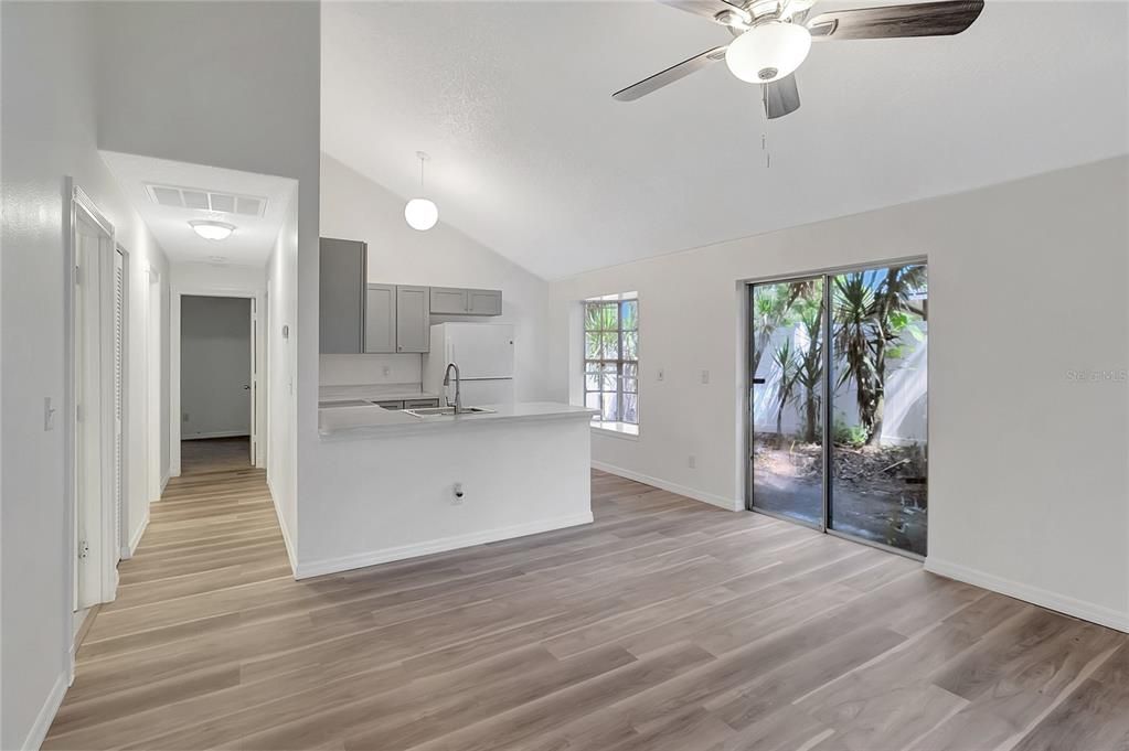 Active With Contract: $239,500 (3 beds, 1 baths, 995 Square Feet)